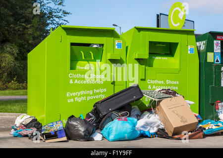 Recycling-Behälter mit überfüllt waren und Müll, der gelassen wurde, Glasgow < Schottland Stockfoto