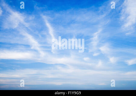 Altostratus und Altocumulus. Blauer Himmel mit verschiedenen Arten von Wolken, natürlichen Hintergrundfoto Stockfoto