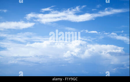 Blauer Himmel mit weißen Wolken, abstrakte natürliche Fotohintergrund Stockfoto