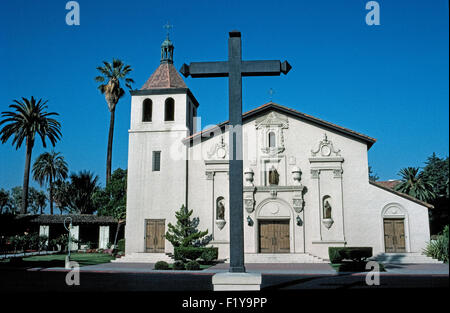 Das Kirchengebäude bleibt nur der Mission Santa Clara de Asis, die im Jahr 1777 nahe dem südlichen Ende der Bucht von San Francisco in der heutigen Santa Clara, Kalifornien, USA gegründet wurde.  Es war das achte von 21 spanischen Missionen nach oben und unten den Staat gegründet. Diese 1928-Struktur ist eine modernisierte Nachbildung der 1825-Kirche, die durch einen Brand zerstört wurde; vier frühere Santa Clara Mission Kirchen waren durch Überschwemmungen und Erdbeben zerstört. Befindet sich auf dem Campus der Universität von Santa Clara, die Kirche jetzt dient als die College Chapel und ist auch für die Öffentlichkeit zugänglich. Stockfoto