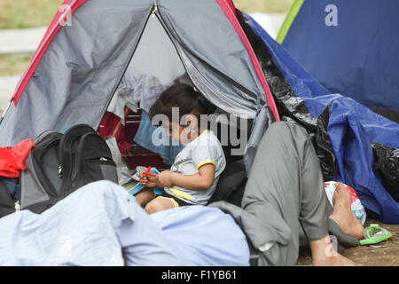 Syrische Flüchtlinge in einem Park in Zelten ausruhen und warten auf den Transport in die Europäische Union in Belgrad, Serbien. Stockfoto