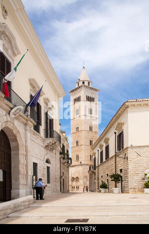 Basilika-Kathedrale gesehen am Ende einer Seitenstraße in Stadt von Trani Italien Stockfoto
