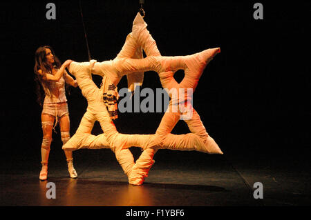 Smadar Yaaron - Theaterproduktion "Wishuponastar - A Fatal Love Story" (Regie Und Konzept Ebenfalls sterben Darstellerin), Urauffueh Stockfoto