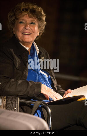 Arona, Italien. 8. September 2015. Italienischer Schriftsteller und Journalist Mario Calabresi im Interview mit der Schriftstellerin Dacia Maraini während des vierten Tages des "Teatro Sull'Acqua Festival 2015" Credit: Rodolfo weitertransferiert/Alamy Live News Stockfoto