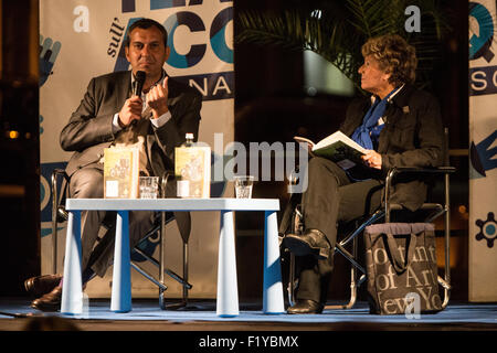 Arona, Italien. 8. September 2015. Italienischer Schriftsteller und Journalist Mario Calabresi im Interview mit der Schriftstellerin Dacia Maraini während des vierten Tages des "Teatro Sull'Acqua Festival 2015" Credit: Rodolfo weitertransferiert/Alamy Live News Stockfoto