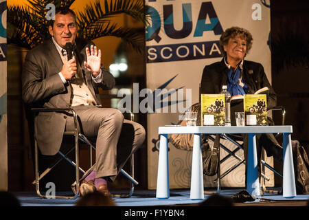 Arona, Italien. 8. September 2015. Italienischer Schriftsteller und Journalist Mario Calabresi im Interview mit der Schriftstellerin Dacia Maraini während des vierten Tages des "Teatro Sull'Acqua Festival 2015" Credit: Rodolfo weitertransferiert/Alamy Live News Stockfoto