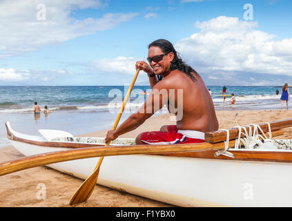 Ausleger-Kanu-Guide bei Wailea Beach auf Maui Stockfoto