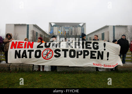 "Nein Zum Krieg - Nato stoppen": Russlandversteher Protestieren Gegen? Vor Einem Treffen der dt. Bundeskanzlerin Mit Dem ukrain Stockfoto