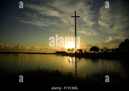 St. Augustine, Florida, USA. 8. Sep, 2015. Das große Kreuz, das 208-Füße steht hoch auf der Mission Nombre de Dios markiert die Stelle, wo im Jahre 1565, Pedro Menéndez de Avilés ein kleines hölzernes Kreuz in Floridas Boden gelegt. St. Augustine, Florida feiert sein 450. Jubiläum als die älteste kontinuierlich europäische Siedlung in den Vereinigten Staaten am 8. Sept. 2015.Zuma/Scott A. Miller Kredit belegt: Scott A. Miller/ZUMA Draht/Alamy Live News Stockfoto