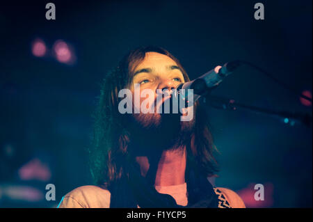 Glasgow, Schottland. 8. September 2015. Kevin Parker der australischen Rockband führt Tame Impala live at The Barrowland Ballroom. Bildnachweis: Roberto Ricciuti/Alamy Live-Nachrichten Stockfoto