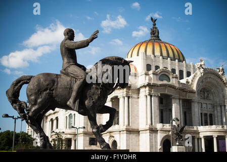 MEXIKO-STADT, Mexiko – die Reiterstatue von Francisco I. Madero, einer Schlüsselfigur der mexikanischen Revolution und ehemaliger Präsident Mexikos, steht vor dem Palacio de Bellas Artes. Dieses Bronzemonument würdigt Maderos Rolle als Führer der mexikanischen Revolution von 1910 und seine Präsidentschaft von 1911 bis zu seiner Ermordung im Jahr 1913. Die Platzierung der Statue in der Nähe von Mexikos führendem Kulturzentrum spiegelt die Bedeutung Maderos in der mexikanischen Geschichte wider. Stockfoto