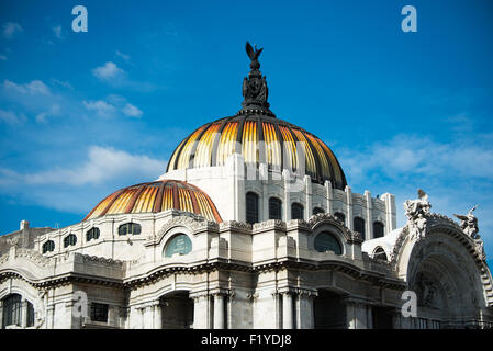 MEXIKO-STADT, Mexiko – die markante, gekachelte Kuppel des Palacio de Bellas Artes bildet eine markante Silhouette vor der Skyline von Mexiko-Stadt. Dieses erstklassige Kulturzentrum wurde 1934 fertiggestellt und verbindet Art-déco-Architekturstile. Die Lage des Gebäudes am Rande des Alameda Central Parks, in der Nähe des Zócalo, macht es zum Herzen des historischen Zentrums von Mexiko City. Stockfoto