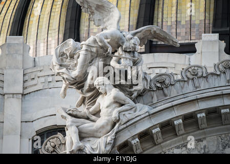 MEXIKO-STADT, Mexiko – kunstvoll verzierte Skulpturenfiguren, die Musik und Kunst darstellen, zieren den Giebel über dem Haupteingang des Palacio de Bellas Artes und demonstrieren die raffinierten Elemente des neoklassizistischen und Jugendstildesigns. Diese dekorativen Skulpturen veranschaulichen die detaillierte architektonische Ornamentik, die Mexikos führendes Kulturzentrum auszeichnet. Das skulpturale Programm trägt zur Pracht der Hauptfassade des Palastes bei. Stockfoto