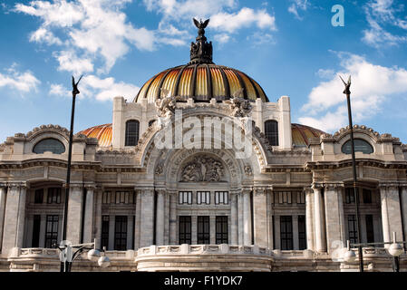 MEXIKO-STADT, Mexiko – der 1934 fertiggestellte Palacio de Bellas Artes steht am östlichen Rand des Alameda Central Parks in der Nähe des Zócalo. Dieses erstklassige kulturelle Zentrum zeichnet sich durch seine farbenfrohen gekachelten Kuppeln und eine Mischung aus architektonischen Stilen aus. Das Gebäude ist Mexikos wichtigster Veranstaltungsort für darstellende Kunst- und Kulturveranstaltungen. Stockfoto