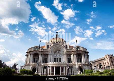 MEXIKO-STADT, Mexiko – der 1934 fertiggestellte Palacio de Bellas Artes steht am östlichen Rand des Alameda Central Parks in der Nähe des Zócalo. Dieses erstklassige kulturelle Zentrum zeichnet sich durch seine farbenfrohen gekachelten Kuppeln und eine Mischung aus architektonischen Stilen aus. Das Gebäude ist Mexikos wichtigster Veranstaltungsort für darstellende Kunst- und Kulturveranstaltungen. Stockfoto