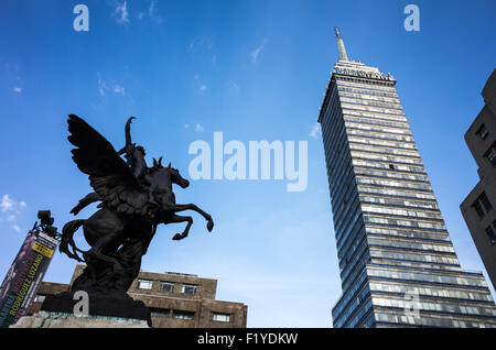 MEXIKO-STADT, Mexiko – der Torre Latinoamericana, ein berühmter Wolkenkratzer, der die Skyline von Mexiko-Stadt durchdringt. Der 1956 fertiggestellte Turm, einst das höchste Gebäude in Lateinamerika, ist ein Zeugnis der architektonischen Innovation der Stadt und ihrer Widerstandsfähigkeit gegenüber seismischen Aktivitäten. Stockfoto