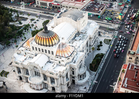 MEXIKO-STADT, Mexiko – der Palacio de Bellas Artes von der Aussichtsplattform im 44. Stock des Torre Latinoamericana aus gesehen. Diese Perspektive zeigt die unverwechselbare kupfergetönte Kuppel des Palastes und die Jugendstilarchitektur vor der städtischen Landschaft des historischen Zentrums von Mexiko City. Der 1956 fertiggestellte Torre Latinoamericana bietet eine der besten Ausblicke auf die Innenstadt von Mexiko-Stadt. Stockfoto