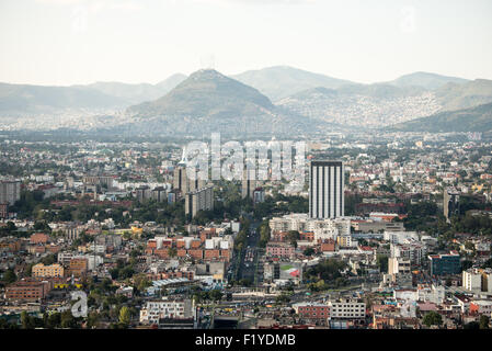 Torre Latinoamericana Aussichtsplattform Mexiko-STADT // MEXIKO-STADT, Mexiko — die Aussichtsplattform von Torre Latinoamericana bietet einen Panoramablick über die weitläufige Stadtlandschaft von Mexiko-Stadt. Der 44-stöckige Wolkenkratzer, der 1956 fertiggestellt wurde, war Mexikos höchstes Gebäude seit mehreren Jahrzehnten und ist nach wie vor eines der bekanntesten Wahrzeichen der Hauptstadt. Der Turm befindet sich im Herzen des Stadtteils Centro Histórico von Mexiko-Stadt und erhebt sich 181 Meter (594 Fuß) über der Straße. Das Gebäude wurde von dem Architekten Augusto H. Álvarez entworfen und zeichnet sich durch seine erdbebenfeste Bauweise aus Stockfoto