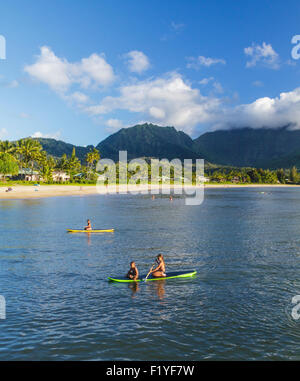 Inselbewohner und Touristen genießen Hanalei Bay auf Kauai bei Sonnenuntergang Stockfoto