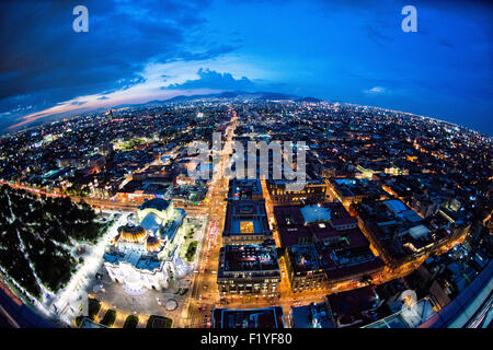 MEXIKO-STADT, Mexiko - ein Luftblick auf Mexiko-Stadt, der die weitläufige urbane Landschaft vom Gipfel des Torre Latinoamericana zeigt. Dieser legendäre Wolkenkratzer, einst der höchste in Lateinamerika, bietet unvergleichliche Perspektiven auf die weitläufige und komplizierte Stadt. Stockfoto