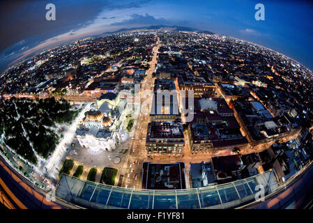 MEXIKO-STADT, Mexiko - ein Luftblick auf Mexiko-Stadt, der die weitläufige urbane Landschaft vom Gipfel des Torre Latinoamericana zeigt. Dieser legendäre Wolkenkratzer, einst der höchste in Lateinamerika, bietet unvergleichliche Perspektiven auf die weitläufige und komplizierte Stadt. Stockfoto