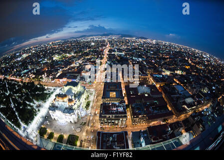 MEXIKO-STADT, Mexiko - ein Luftblick auf Mexiko-Stadt, der die weitläufige urbane Landschaft vom Gipfel des Torre Latinoamericana zeigt. Dieser legendäre Wolkenkratzer, einst der höchste in Lateinamerika, bietet unvergleichliche Perspektiven auf die weitläufige und komplizierte Stadt. Stockfoto