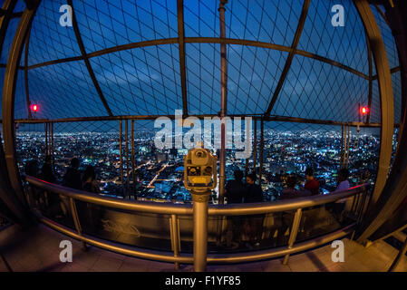 Torre Latinoamericana Ferngläser Mexico City // MEXIKO-STADT, Mexiko – Ein Paar fester Ferngläser für öffentliche Sichtverhältnisse, die sich im 44. Stock des Torre Latinoamericana Gebäudes befinden, bietet einen Blick auf die weitläufige Metropole darunter. Der Torre Latinoamericana, 1956 fertiggestellt, war der erste große Wolkenkratzer von Mexiko City und bleibt eines der bekanntesten Wahrzeichen der Stadt in der Innenstadt. Das 181 Meter (594 Fuß) hohe Gebäude wurde von dem Architekten Augusto H. Álvarez entworfen und diente mehrere Jahre lang als das höchste Gebäude Lateinamerikas. Die Aussichtsplattform des Turms bietet einen Panoramablick Stockfoto