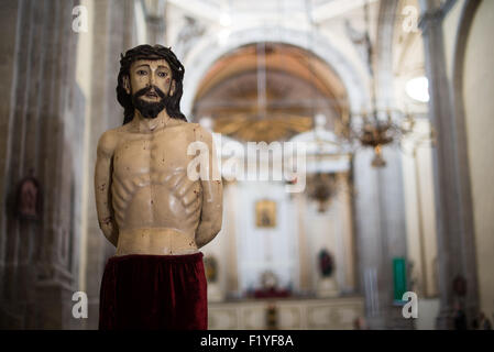 MEXIKO-STADT, Mexiko – Eine Statue von Jesus Christus im Schiff der Iglesia de la Santisima Trinidad in Mexiko-Stadt, Mexiko. Iglesia de la Santisima Trinidad übersetzt als Kirche der Heiligen Dreifaltigkeit. Diese Kirche aus der Kolonialzeit dient weiterhin als Zentrum für religiöse und kulturelle Aktivitäten in der belebten Metropole. Stockfoto