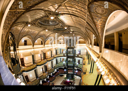 MEXIKO-STADT, Mexiko – das prunkvolle Hauptfoyer des historischen Gran Hotel Ciudad de Mexico mit seiner atemberaubenden Jugendstilarchitektur und der berühmten Tiffany-Buntglasdecke blickt auf den Zocalo im Herzen des historischen Zentrums von Mexiko-Stadt. Stockfoto