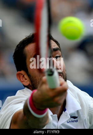 New York, USA. 8. Sep, 2015. Marin Cilic Kroatien trifft eine Rückkehr zum Jo-Wilfried Tsonga Frankreichs während ihre Männer Einzel Viertelfinal-Match bei den 2015 US Open in New York, Vereinigte Staaten, am 8. September 2015. Marin Cilic gewann 3-2. Bildnachweis: Wang Lei/Xinhua/Alamy Live-Nachrichten Stockfoto