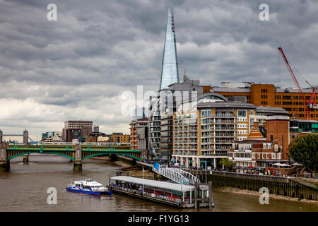 Die Scherbe, die Themse und am Flussufer Eigenschaften, London, England Stockfoto