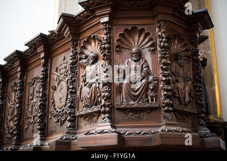 MEXIKO-STADT, Mexiko – in der Iglesia de San Bernardo steht eine aufwändig geschnitzte hölzerne Kanzel mit dem Heiligen Augustinus und anderen religiösen Figuren. Die Kanzel aus der Kolonialzeit zeigt die raffinierte Holzwerkstradition mexikanischer religiöser Möbel aus dem 17. Jahrhundert. Dieses architektonische Element verbindet katholische Ikonographie mit barocken dekorativen Elementen. Die detaillierten Schnitzereien veranschaulichen die künstlerische Handwerkskunst, die in den historischen Kirchen von Mexiko-Stadt erhalten ist. Stockfoto