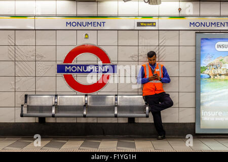 Ein London unterirdische Arbeiter am Denkmal u-Bahnstation, London, England Stockfoto