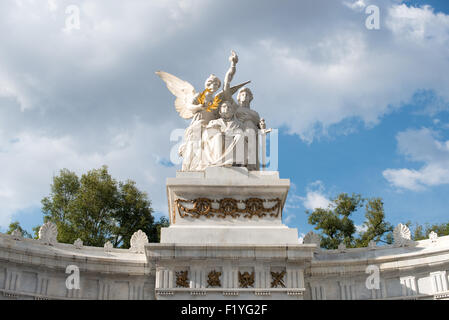 Benito Juárez Monument Alameda Central Mexico City // MEXIKO-STADT, Mexiko – Ein Denkmal für den ehemaligen mexikanischen Präsidenten Benito Juárez stellt den Führer des 19. Jahrhunderts dar, der fünf Amtsperioden innehatte und weithin als Widerstand gegen die französische Besatzung und Modernisierung Mexikos anerkannt wird. Das Denkmal befindet sich in Alameda Central im Stadtteil Centro Histórico von Mexiko-Stadt. Die Hauptstatue des italienischen Bildhauers Lazzaroni zeigt Juárez in sitzender Position. Die zentrale Figur wird von symbolischen Skulpturen flankiert, die das krönende Mutterland, die Gerechtigkeit mit einer Fackel des Ruhmes und die Löwen darstellen Stockfoto