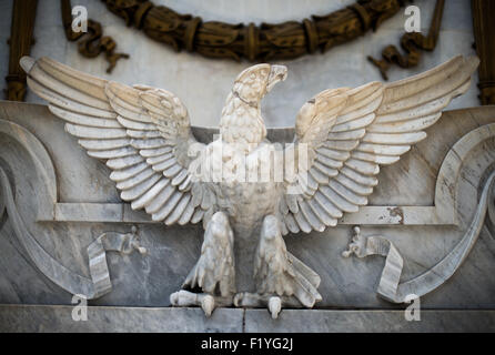 Benito Juárez Monument Adler Alameda Central Mexico City // MEXIKO-STADT, Mexiko — ein Adler mit ausgestreckten Flügeln krönt das Denkmal für Benito Juárez in Alameda Central, Mexikos ältestem öffentlichen Park im Stadtteil Centro Histórico. Das Denkmal ehrt Juárez, der während des 19. Jahrhunderts fünfmal Präsident Mexikos war und in den 1860er Jahren weithin für die Verteidigung der mexikanischen Souveränität gegen die französische Intervention verantwortlich ist Die Hauptstatue, die vom italienischen Bildhauer Lazzaroni geschaffen wurde, zeigt den sitzenden Juárez, flankiert von allegorischen Figuren, die das Mutterland, Justice holdi, repräsentieren Stockfoto