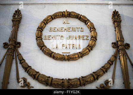 Benito Juárez Monument Widmungstafel Mexico City // MEXIKO-STADT, Mexiko — Eine Widmungstafel am Denkmal für den ehemaligen mexikanischen Präsidenten Benito Juárez in Alameda Central im Stadtteil Centro Histórico. Juárez war im 19. Jahrhundert fünfmal Präsident und wird weithin für Widerstand gegen die französische Intervention und die Modernisierung Mexikos anerkannt. Das Denkmal zeigt eine Hauptstatue des italienischen Bildhauers Lazzaroni, die Juárez im Sitzen darstellt, flankiert von symbolischen Figuren, die das Mutterland repräsentieren, Gerechtigkeit mit einer Fackel und Löwen auf dem Sockel. Alameda Central gehört zu Mexiko City Stockfoto