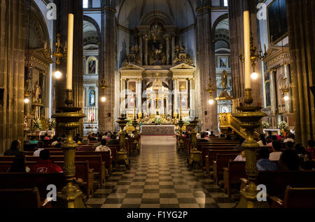 MEXIKO-STADT, Mexiko - oft einfach bekannt als La Profesa, ist der Tempel von San Felipe Neri eine römisch-katholische Kirche aus dem 17. Jahrhundert im Centro Historico-Viertel der Innenstadt von Mexiko-Stadt. Es wurde von den Jesuiten gegründet und war Schauplatz einer Reihe historischer Ereignisse in der Geschichte Mexikos. Stockfoto