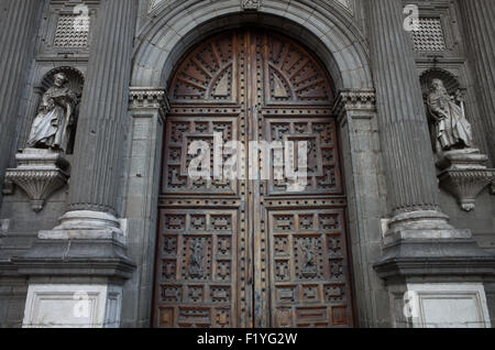 La Profesa Tempel hölzerne Eingangstür Mexiko-STADT // MEXIKO-STADT, Mexiko — die hölzerne Haupteingangstür des Tempels von San Felipe Neri, allgemein bekannt als La Profesa, zeigt die architektonischen Details dieser römisch-katholischen Kirche aus dem 17. Jahrhundert. Der Tempel wurde von den Jesuiten im Stadtteil Centro Histórico von Mexiko-Stadt errichtet und diente als Schauplatz zahlreicher bedeutender Ereignisse in der mexikanischen Geschichte. La Profesa spielte eine bedeutende Rolle während der Unabhängigkeit Mexikos und der nachfolgenden politischen Entwicklungen. Die Kirche befindet sich im Herzen der Innenstadt von Mexiko City, die Reco ist Stockfoto