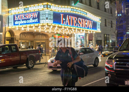 New York, USA. 8. September 2015. Das Festzelt des Ed Sullivan Theater am Broadway in New York verkündet die neue Late-Show mit Stephen Colbert die Premiere heute Abend, Dienstag, 8. September 2015. Colbert ersetzt den scheidenden David Letterman. Bildnachweis: Richard Levine/Alamy Live-Nachrichten Stockfoto