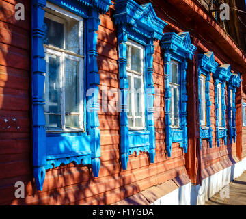 Fragment des traditionellen Fassade des alten Hauses in Kostroma, Russland Stockfoto