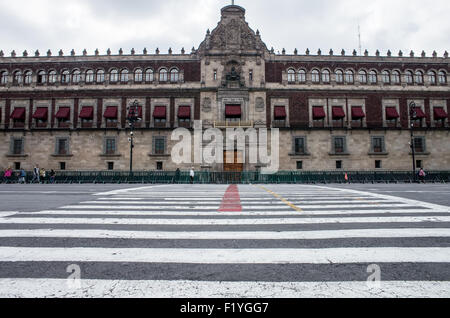 Der Palacio Nacional (Nationalpalast), das Gebäude der Exekutive der mexikanischen Regierung. Formal bekannt als Plaza De La Constitución, ist der Zocalo das historische Herz von Mexiko-Stadt. Stockfoto