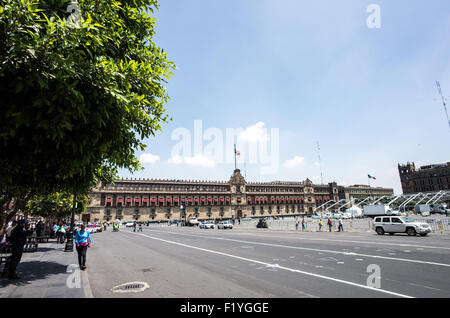 Der Palacio Nacional (Nationalpalast), das Gebäude der Exekutive der mexikanischen Regierung. Formal bekannt als Plaza De La Constitución, ist der Zocalo das historische Herz von Mexiko-Stadt. Stockfoto