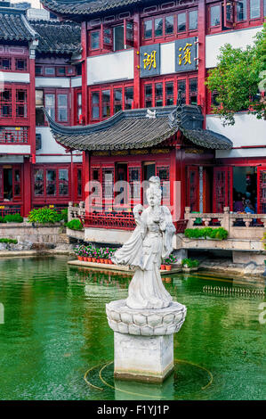 Ein Wasser Gartenstatue und umliegenden Knödel-Restaurants in der Altstadt, shopping-Distrikt von Shanghai China. Stockfoto