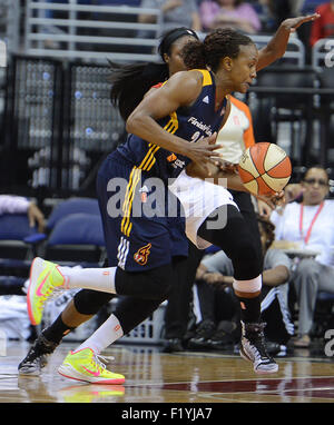 Washington, DC, USA. 8. Sep, 2015. 20150908 - Indiana Fever weiterleiten Tamika Catchings (24) fährt gegen die Washington Mystiker in der ersten Hälfte im Verizon Center in Washington. Die Mystiker besiegte das Fieber in der Overtime, 76-72. © Chuck Myers/ZUMA Draht/Alamy Live-Nachrichten Stockfoto