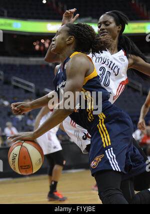 Washington, DC, USA. 8. Sep, 2015. 20150908 - Indiana Fever treibt vorwärts Tamika Catchings (24) gegen Washington Mystics LaToya Sanders (30) während der Verlängerung im Verizon Center in Washington. Die Mystiker besiegte das Fieber in der Overtime, 76-72. © Chuck Myers/ZUMA Draht/Alamy Live-Nachrichten Stockfoto