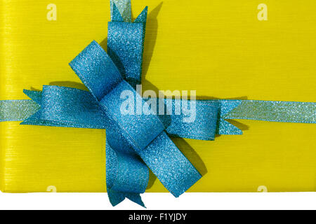 Gelbe Geschenkbox mit blauem Band Stockfoto