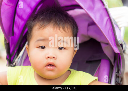 Eine asiatische junge eine Sommer Buggy Fahrt genießen. Stockfoto