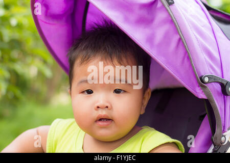 Eine asiatische junge eine Sommer Buggy Fahrt genießen. Stockfoto