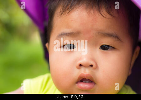 Eine asiatische junge eine Sommer Buggy Fahrt genießen. Stockfoto