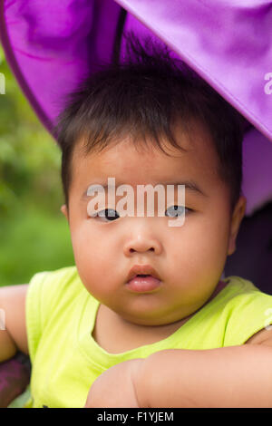 Eine asiatische junge eine Sommer Buggy Fahrt genießen. Stockfoto